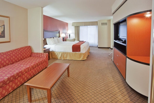 Holiday Inn Express & Suites LINCOLN-ROSEVILLE AREA